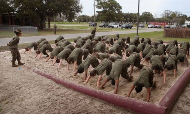 ΗΠΑ: Διέρρευσαν στο Facebook δεκάδες γυμνές φωτογραφίες πεζοναυτών