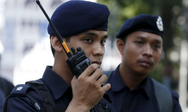 Με το δάχτυλο στη σκανδάλη πάνοπλοι αστυνομικοί έχουν περικυκλώσει την πρεσβεία της Βόρειας Κορέας