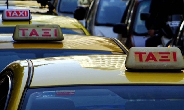 Συναγερμός για νέες επιθέσεις σε οδηγούς ταξί στην Αθήνα: Νεαρός τους μαχαιρώνει στη μέση του δρόμου
