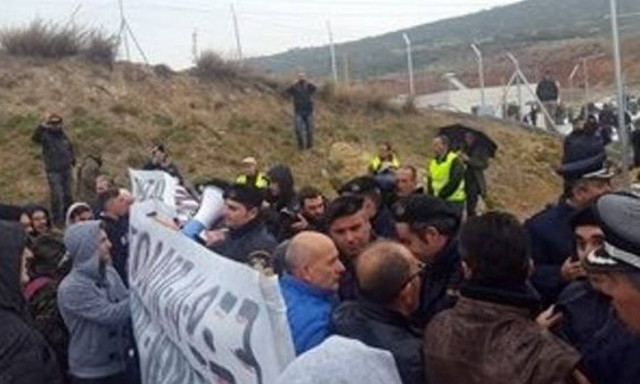 Ένταση στη Θεσσαλονίκη με διαδηλωτές και ΜΑΤ (vids)