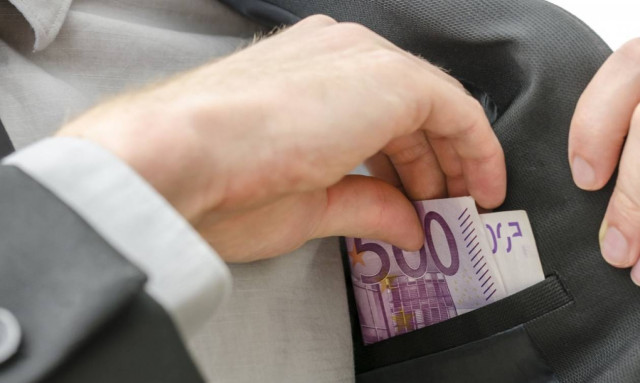 Σκάνδαλο μεγατόνων: Ο κόσμος στενάζει κι αυτοί «φέσωσαν» με 700.000 ευρώ τη Βουλή!