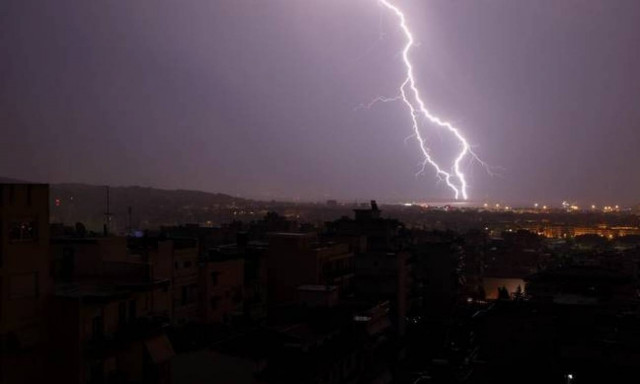 Καιρός: H «Γαλάτεια» φέρνει ραγδαία επιδείνωση με βροχές, καταιγίδες και θυελλώδεις ανέμους (pics)