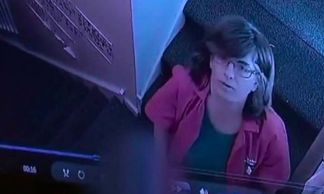 Βίντεο σοκ: Νοσηλεύτρια σπρώχνει 4χρονη από τη σκάλα