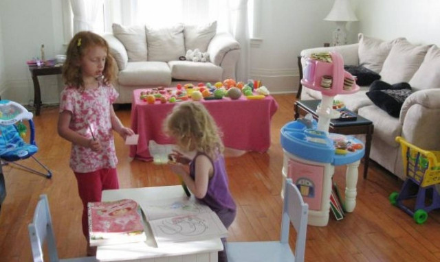 «Σαλόνι δεν το λες... Το λες "Ευτυχία"»: Έτσι είναι πραγματικά ένα σαλόνι όταν έχεις παιδιά