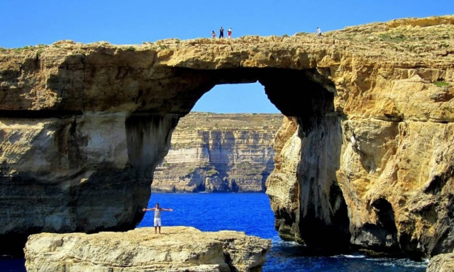 Θλίψη: Κατέρρευσε στη θάλασσα το διάσημο «Γαλάζιο Παράθυρο» (Pics+Vid)