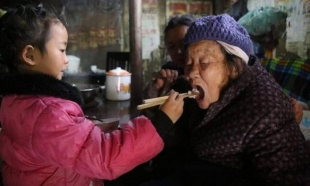 Η ιστορία που μας συγκίνησε: 5χρονη φροντίζει μόνη της τη γιαγιά και την προγιαγιά της