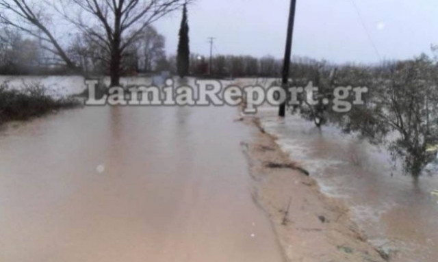 Καιρός: Πλημμύρισε ο Σπερχειός - Προβλήματα στην κυκλοφορία