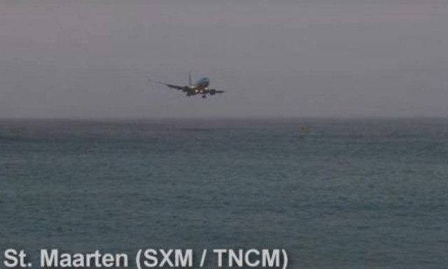 Συγκλονιστικό βίντεο: Boeing 737 παραλίγο να πέσει στη θάλασσα