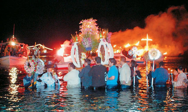 Η Τήνος γιορτάζει με παραδοσιακό χρώμα και τους Επιτάφιους να… μπαίνουν στη θάλασσα! (Pics)