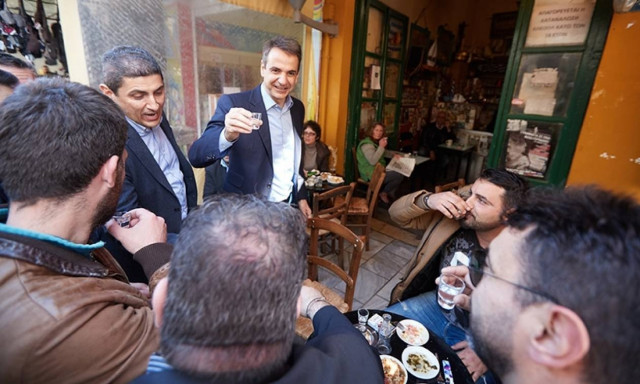 Επίσκεψη Μητσοτάκη στην Κρήτη με ρακές και μπόλικες…μαντινάδες (pics)