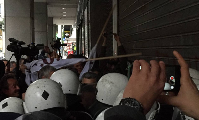 Ένταση στη συγκέντρωση της ΠΟΕΔΗΝ έξω από το υπουργείο Οικονομικών (pics&vids)