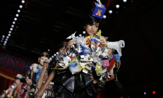 Hadid και Kendall Jenner στην πασαρέλα φορώντας… σκουπίδια! (videos)