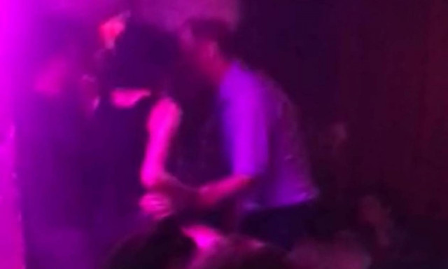 Νέο βίντεο από το ξεσάλωμα του πρίγκιπας Ουίλιαμ: Ποια είναι η μυστηριώδης γυναίκα που αγκάλιασε;