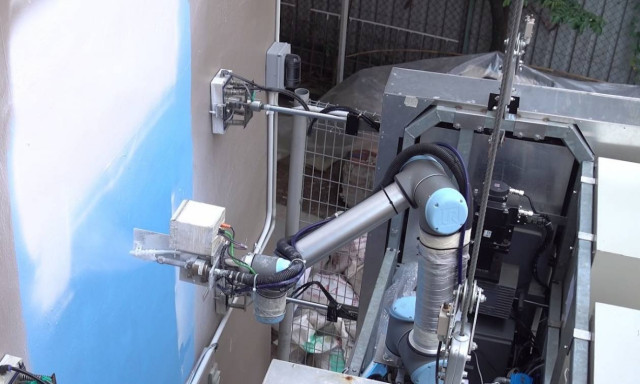 Ρομπότ μπογιατζής και καθαριστής βάφει και πλένει ψηλά κτίρια