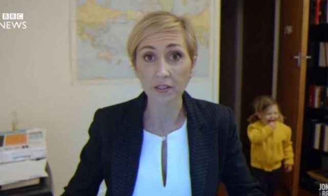 Πώς μια μαμά θα διαχειριζόταν το αστείο στιγμιότυπο που είχε ο συνεντευξιαζόμενος μπαμπάς του BBC