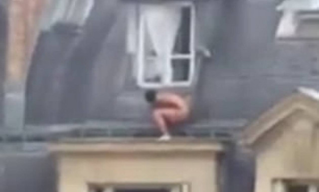 Απίστευτο: Βγήκε γυμνός στο περβάζι μετά την έφοδο του συζύγου της ερωμένης του! (vid)