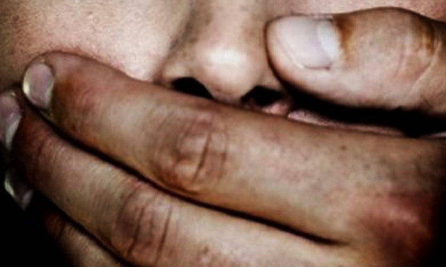 Σοκ: «Με βίαζε, αλλά νομίζω ότι μου άξιζε»