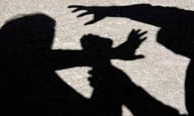 Απίστευτο! Έδειρε τον κοινοτάρχη και τη σύζυγο του γιατί δεν του καθάριζαν τον δρόμο από τις πέτρες