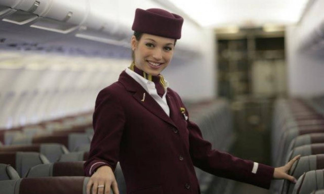 Αυτός είναι ο απίθανος λόγος που οι αεροσυνοδοί έχουν πάντα τα χέρια τους πίσω κατά την επιβίβαση