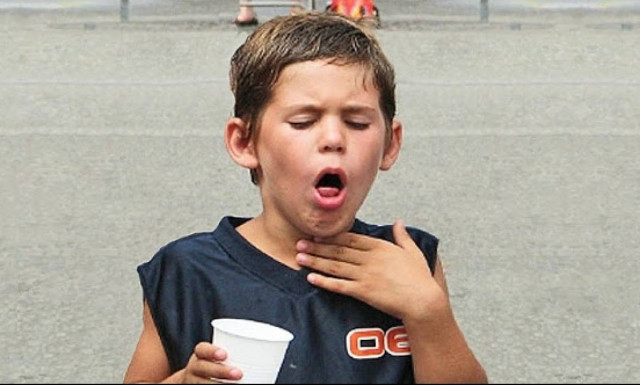 ΠΡΟΣΟΧΗ: Δείτε τι πρέπει να κάνετε αν «πνίγεστε» και δεν υπάρχει κανείς να σας βοηθήσει! (video)