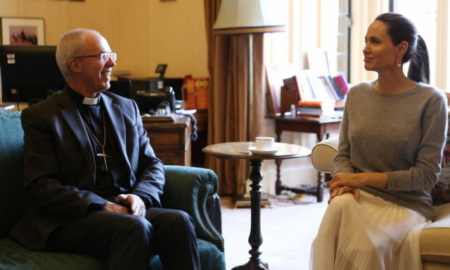 Σάλος: H Αντζελίνα Τζολί χωρίς σουτιέν συναντήθηκε με Αρχιεπίσκοπο (Pics)