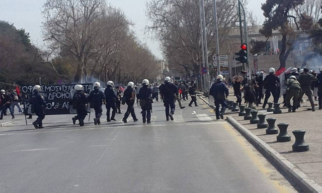 Πεδίο μάχης η Θεσσαλονίκη - Επεισόδια στο Λευκό Πύργο (photos&video)