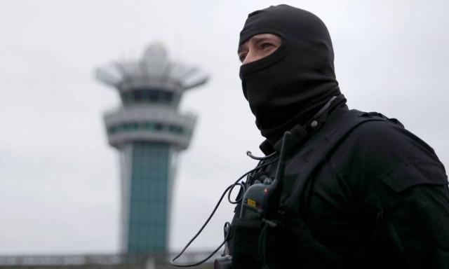 Επέστρεψε ο τρόμος στο Παρίσι: «Είμαι εδώ για να πεθάνω για τον Αλλάχ» φώναζε ο τζιχαντιστής (vids)