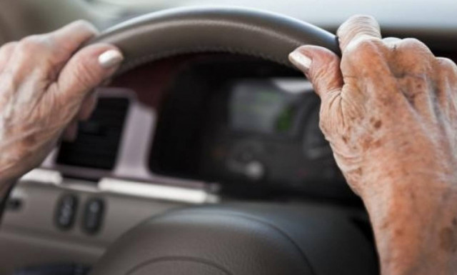 Οι ηλικιωμένοι που παραδίδουν το δίπλωμα οδήγησης θα κερδίζουν έκπτωση στην κηδεία τους!
