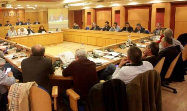 ΚΕΔΕ: Όχι στην ευνοϊκή μεταχείριση των δημάρχων για το συνταξιοδοτικό