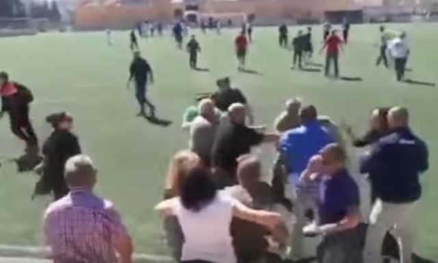 Άγριο ξύλο μεταξύ γονέων σε αγώνα παιδικού ποδοσφαίρου! (vid)