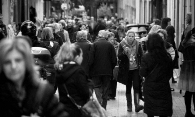 Ντροπή! Εκτός από «τσουχτερές» εισφορές οι ασφαλισμένοι πληρώνουν και προμήθειες!