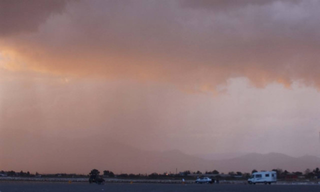 Καιρός σήμερα: Ζεστή, βροχερή και με… σκόνη η Τετάρτη (pics)