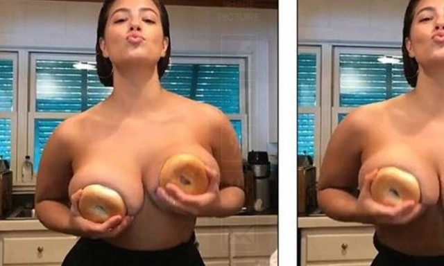 Η Ashley Graham τόπλες καλύπτει το στήθος της με... μπέιγκελς (video)