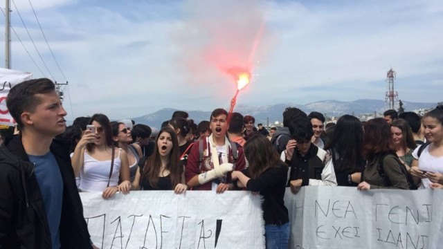 Στο «δρόμο» η Παιδεία - Συγκέντρωση φοιτητών και μαθητών έξω από το υπουργείο (pics&vid)