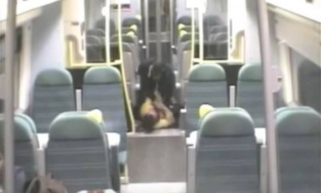 Απίστευτο: Τον ξύπνησε σε λάθος στάση κι έφαγε της χρονιάς του! (vid)