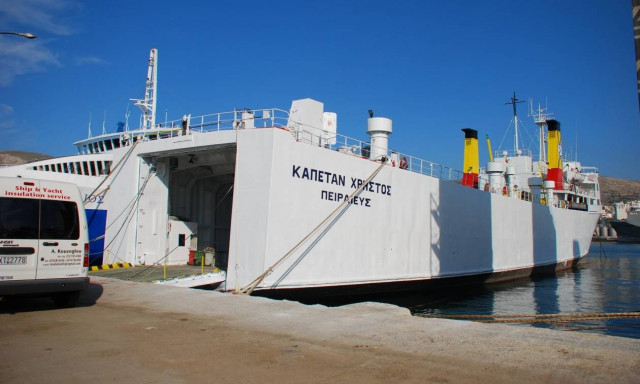 Πρόσκρουση φορτηγού πλοίου στο λιμάνι της Μύρινας στη Λήμνο