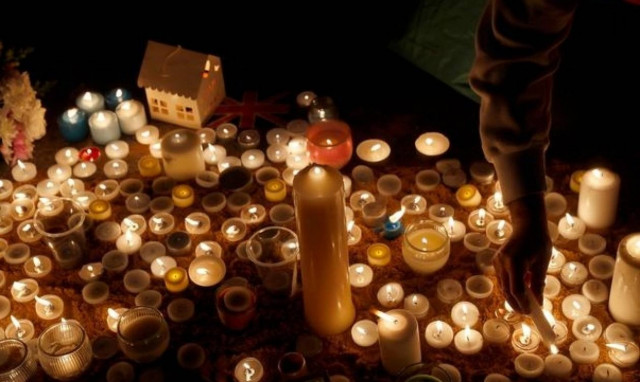 Λονδίνο: Απόκοσμη ησυχία, δάκρυα και κεράκια για τα θύματα της επίθεσης (video+pics)