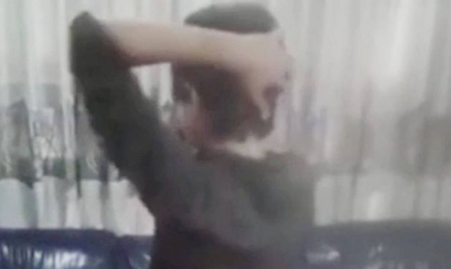 Αντέχετε να το δείτε; «Σατανισμένο» αγοράκι γυρίζει το κεφάλι του 180 μοίρες και σπέρνει τον τρόμο!