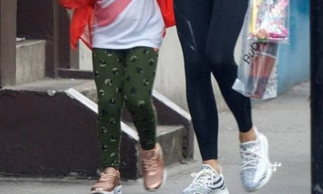 Η μικρή fashionista πίνει υγιεινούς χυμούς σαν τη μαμά... (Pic)