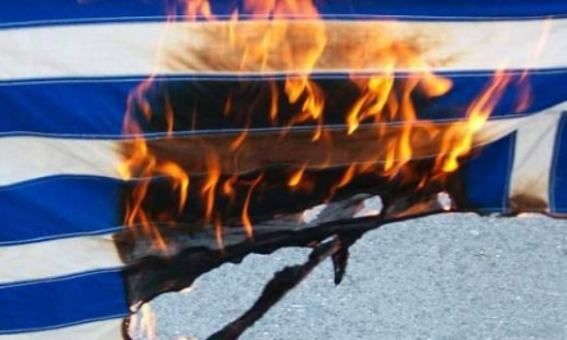 Πάτρα: Άγνωστοι δράστες έκαψαν ελληνικές σημαίες