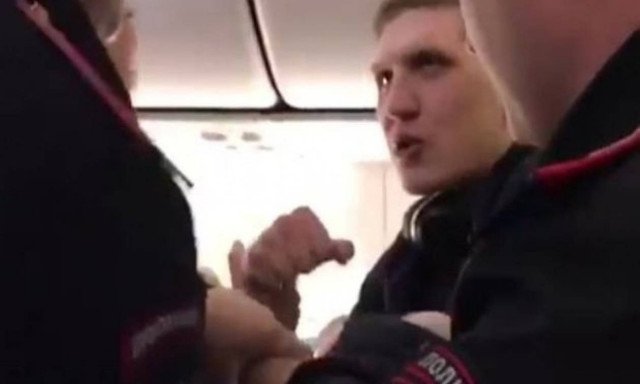 Δεν ξανάγινε: Κατέβασαν αθλητή του βόλεϊ από αεροπλάνο με αστυνομική παρέμβαση. Ο λόγος; (video)