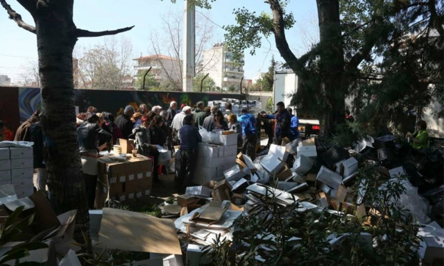 Θεσσαλονίκη: Τεράστιες ουρές για λίγα δωρεάν τρόφιμα (pics)