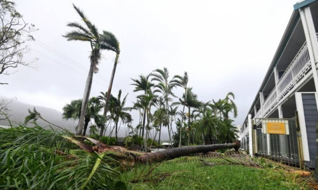Cyclone Debbie: 'Monster' storm batters Australia