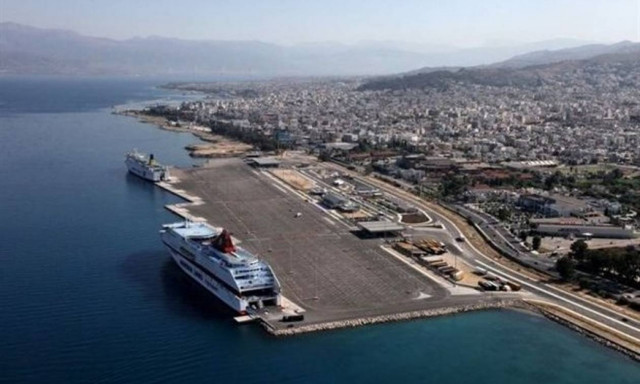 Αναστάτωση στην Πάτρα: Πλοίο προσέκρουσε σε κυματοθραύστη