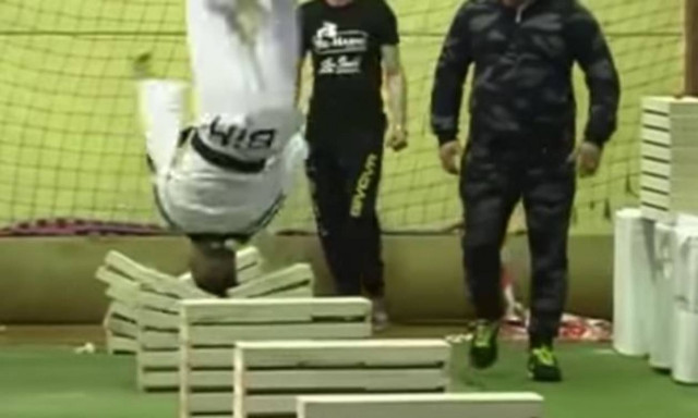 Απίστευτο: Έσπασε με το κεφάλι του 111 τσιμεντότουβλα μέσα σε 35 δευτερόλεπτα (vid)