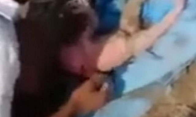 Αδιανόητο: Έθαψαν ζωντανό το μόλις 6 ωρών βρέφος τους (vid)