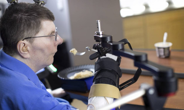 Ιατρικό «θαύμα»: Πλήρως παράλυτος τρώει και πίνει ξανά από μόνος του (videos)