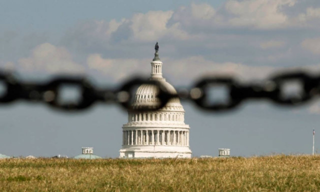 Πυροβολισμοί στις ΗΠΑ: Πήγε να παρασύρει αστυνομικούς με αυτοκίνητο κοντά στο Καπιτώλιο (pics+vid)