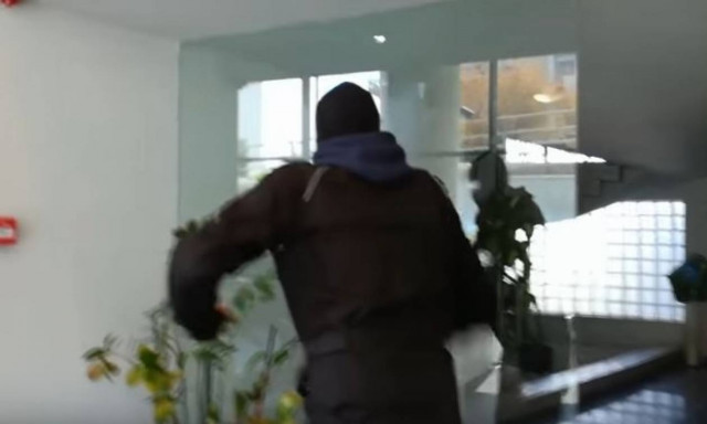 Κουκουλοφόροι έκαναν «γυαλιά-καρφιά» γραφεία εισπρακτικής στη Καλλιθέα (video)