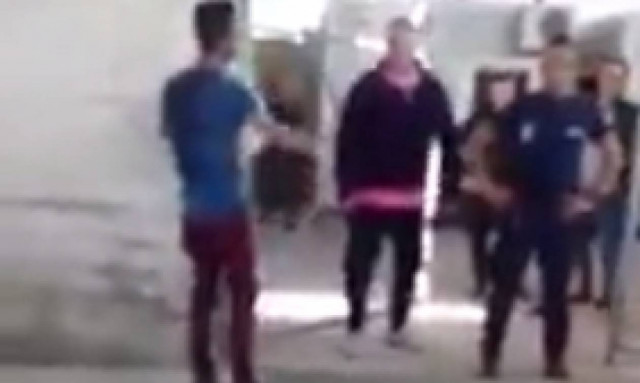 Ανατριχιαστικό βίντεο: Η στιγμή της αυτοπυρπόλησης του Σύρου πρόσφυγα (πολύ σκληρές εικόνες)